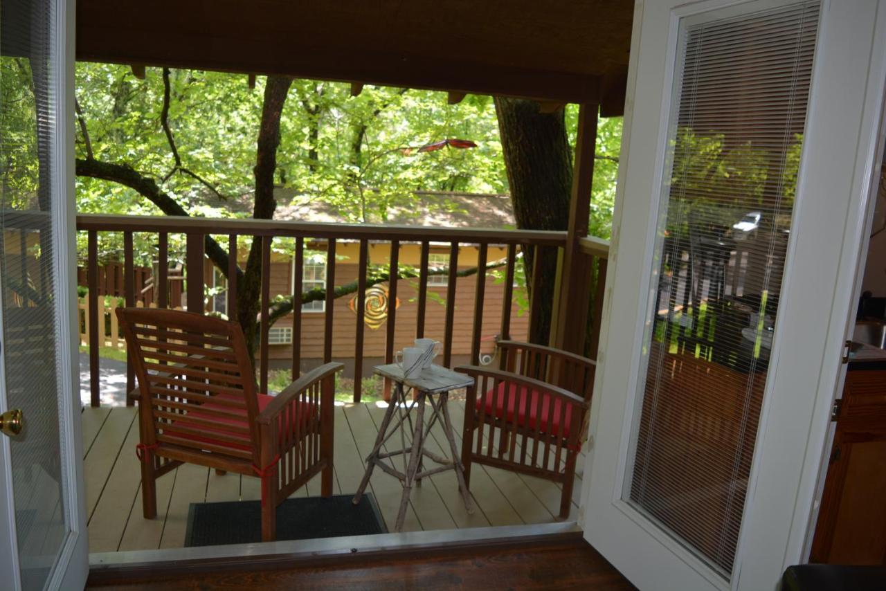 The Woods Cabins Eureka Springs Room photo